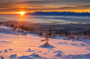 wschod slonca, babia, gora, zima, widok na tatry, fot adam brzoza