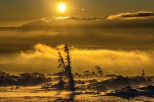 wschod slonca babia gora, widok na tatry, chmury, fot adam brzoza, wiatr, sniezyca, wichura