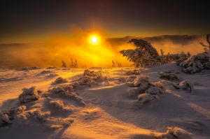 wschod slonca babia gora, widok na tatry, chmury, fot adam brzoza