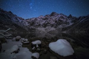 morskie oko zima, noc gwiazdy, fot adam brzoza,