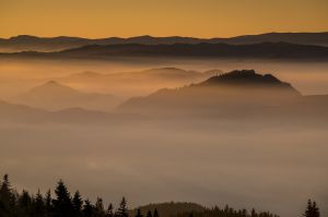 gorce, wschod slonca luban, widok na tatry i pieniny, mgly, fot adam brzoza,