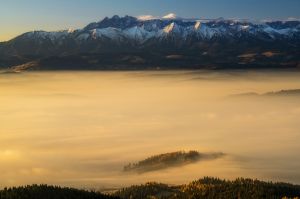 gorce, wschod slonca luban, widok na tatry i pieniny, mgly, fot adam brzoza,