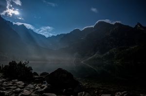 morskie oko, noc, ksiezyc, fot adam brzoza