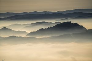 gorce, wschod slonca luban, widok na tatry i pieniny, mgly, fot adam brzoza,