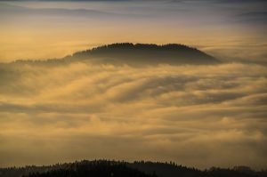 gorce, wschod slonca luban, widok na tatry i pieniny, mgly, fot adam brzoza,